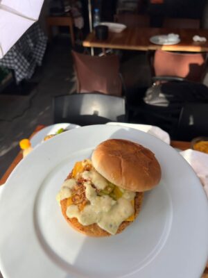 Burger de poisson croustillant au cheddar : filet pané, sauce tartare, servi sur un pain frais à Dakar